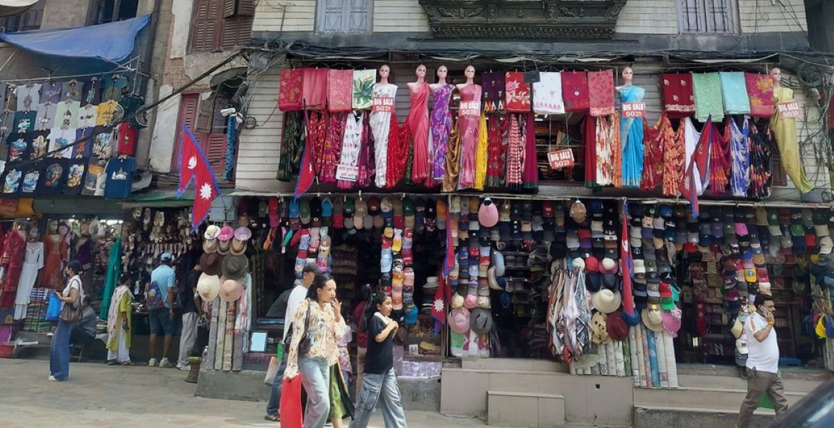 चाडपर्व नजिकिएसँगै बजारमा बढ्यो चहलपहल